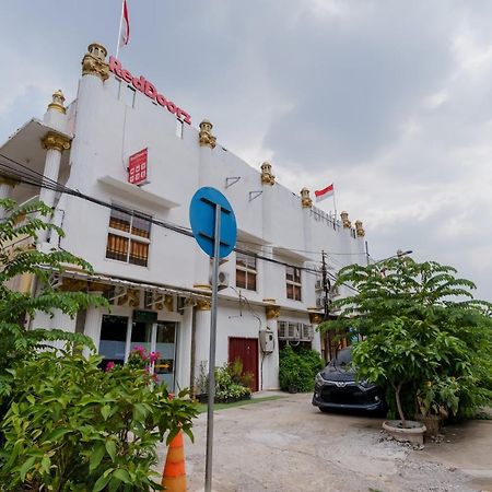 Reddoorz Syariah Near Universitas Borobudur جاكرتا المظهر الخارجي الصورة