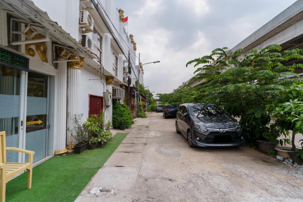Reddoorz Syariah Near Universitas Borobudur جاكرتا المظهر الخارجي الصورة